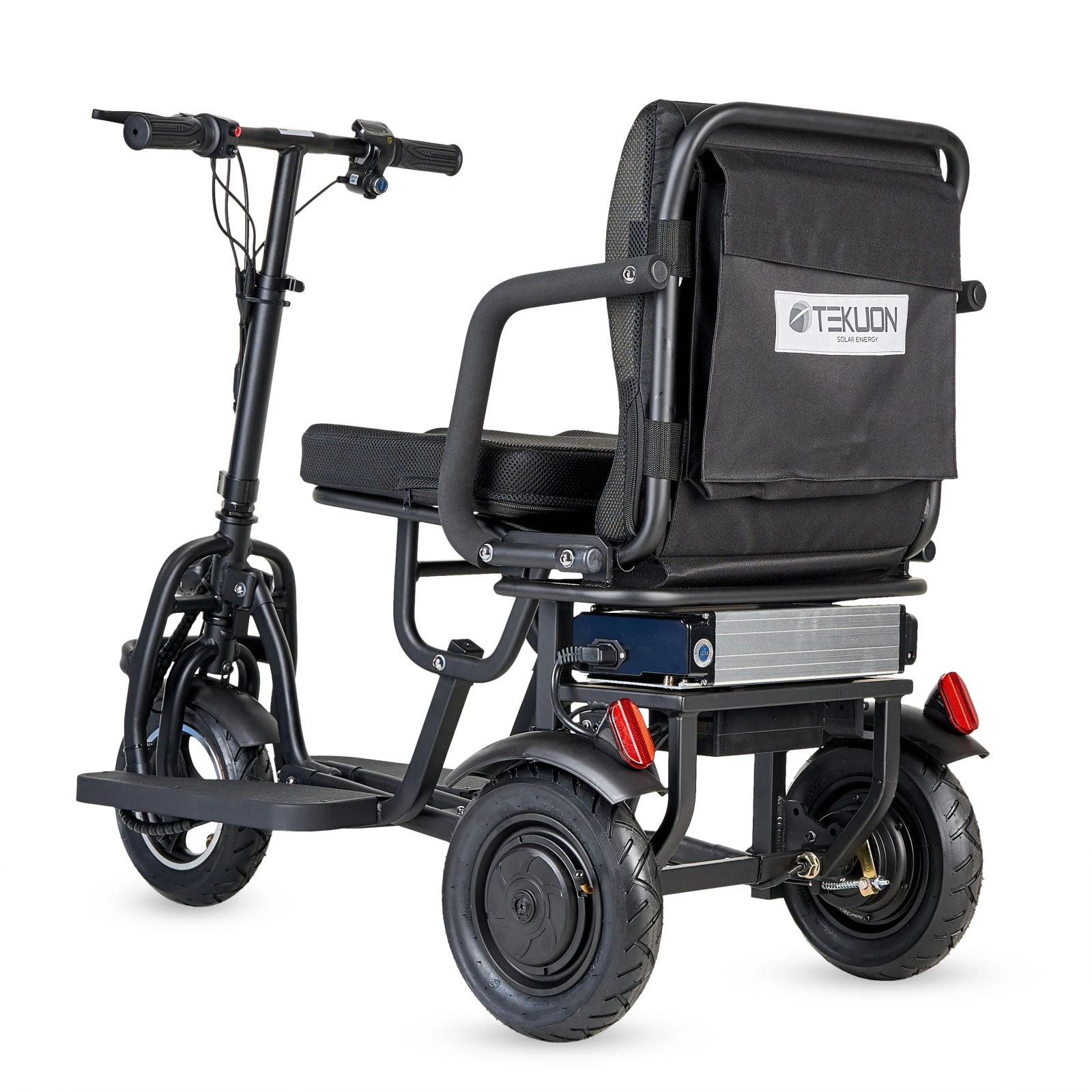 Scooter negro de tres ruedas con asiento, bolsa de almacenamiento y batería.