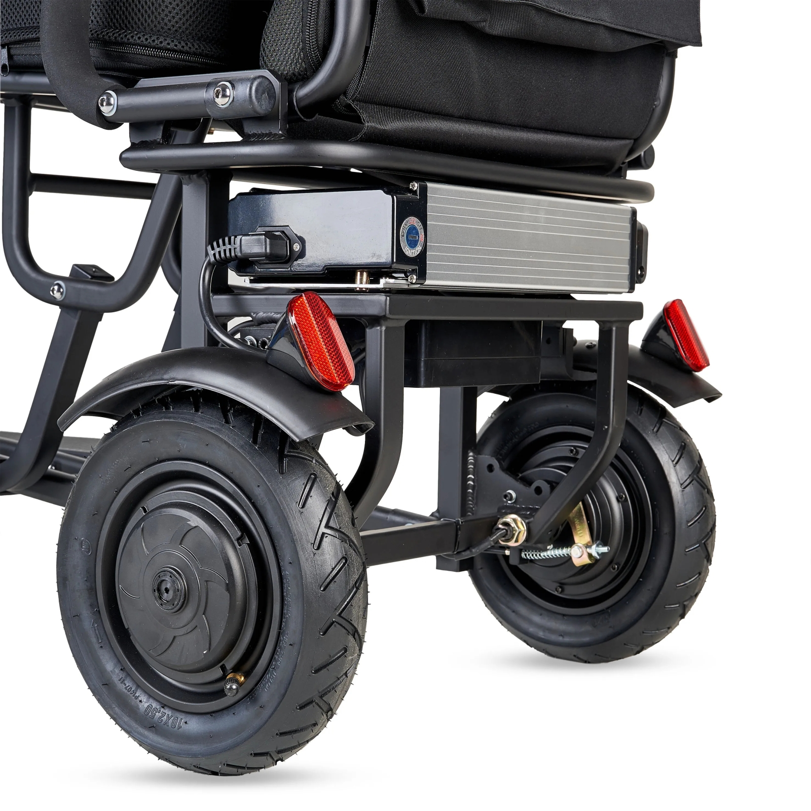 Primer plano de tres ruedas de un scooter eléctrico, mostrando asiento negro y batería.