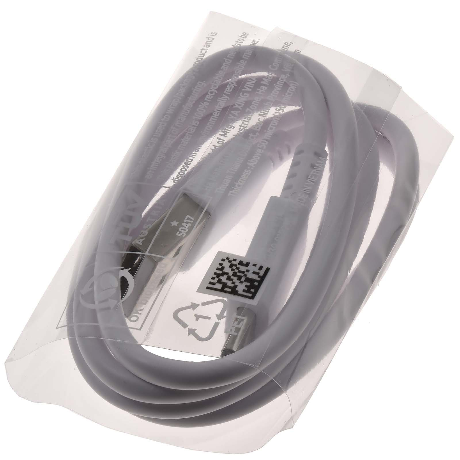 Un cavo USB grigio arrotolato in una confezione di plastica trasparente con testo e simboli di riciclo.