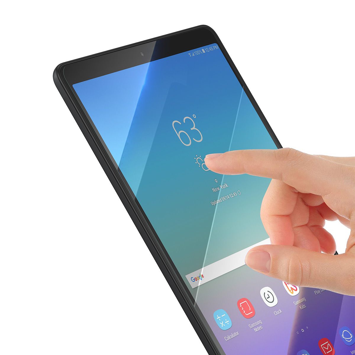 Een hand raakt het scherm aan van een tablet met het weer in New York.