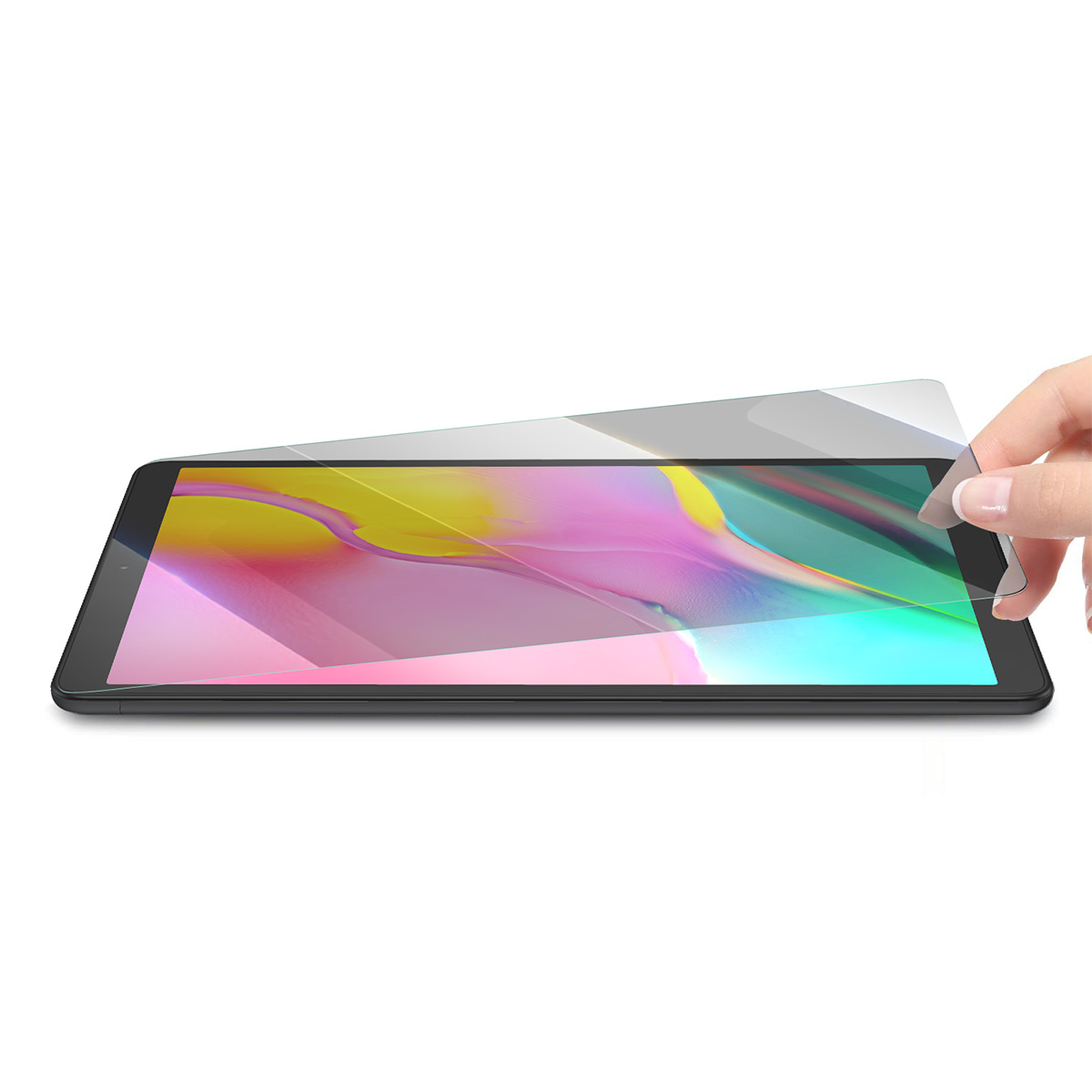 Een hand plaatst een screenprotector op een tablet met kleurrijk scherm.