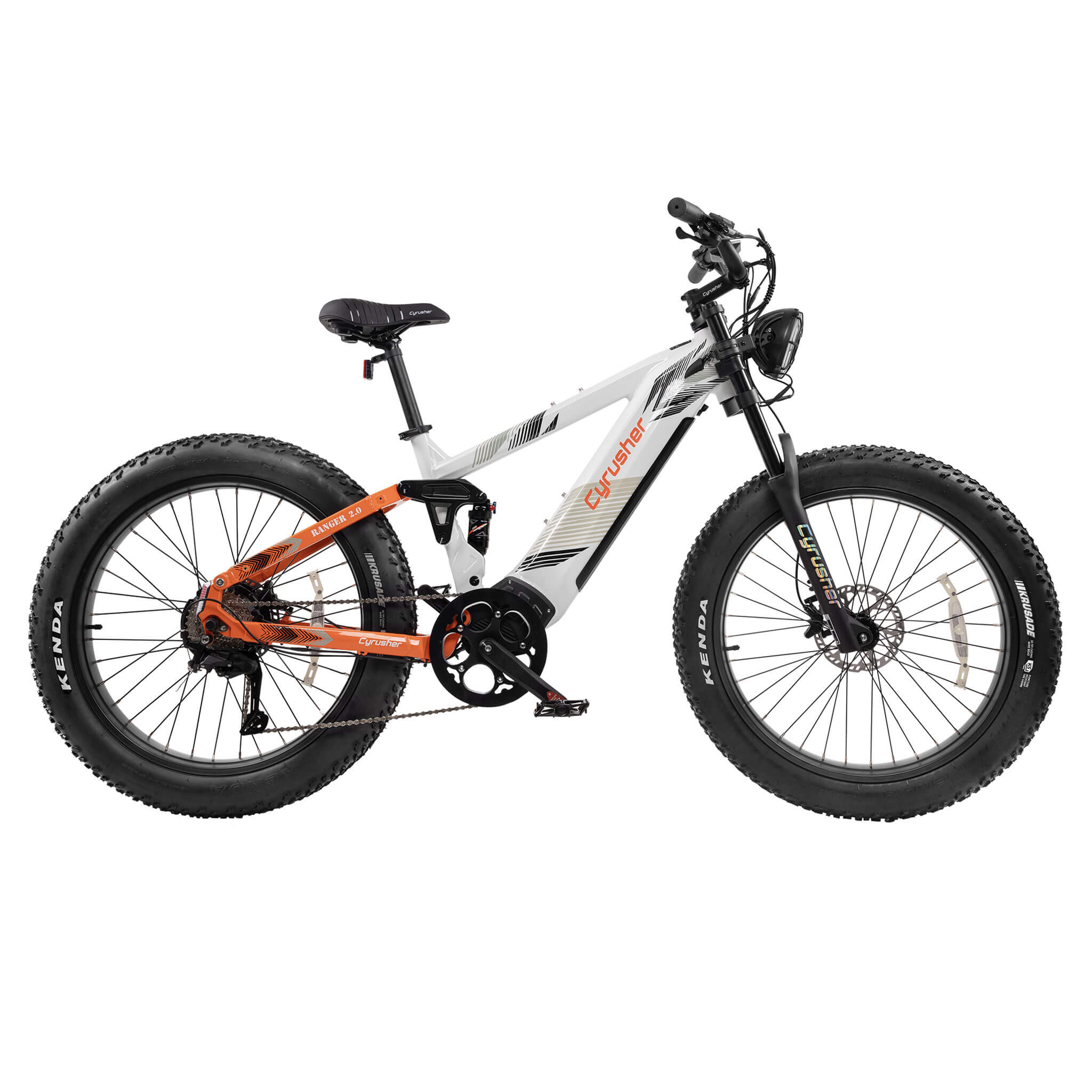Biały rower elektryczny typu fatbike z pomarańczowymi akcentami na białym tle.