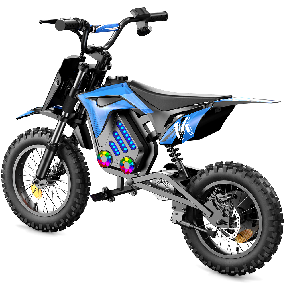 Ein blaues Elektro-Dirtbike mit Lichtern und großen Reifen, isoliert auf weißem Hintergrund.