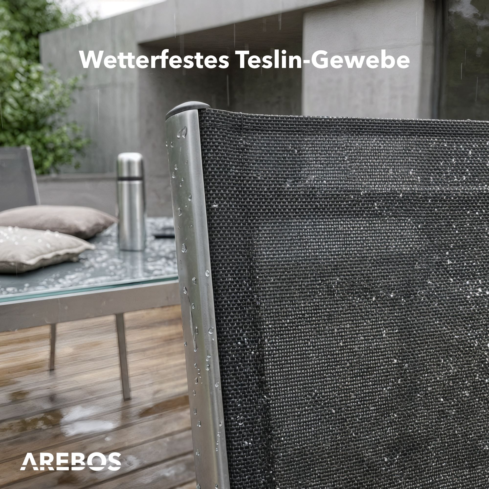 Regen fällt auf einen wetterfesten Stuhl mit Teslin-Gewebe und Metallrahmen.