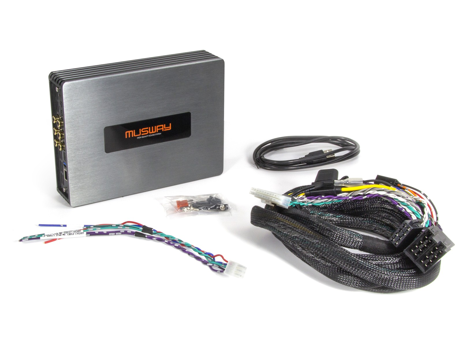 Ein grauer Musway Verstärker mit Kabeln und USB-Kabel auf weißem Hintergrund.