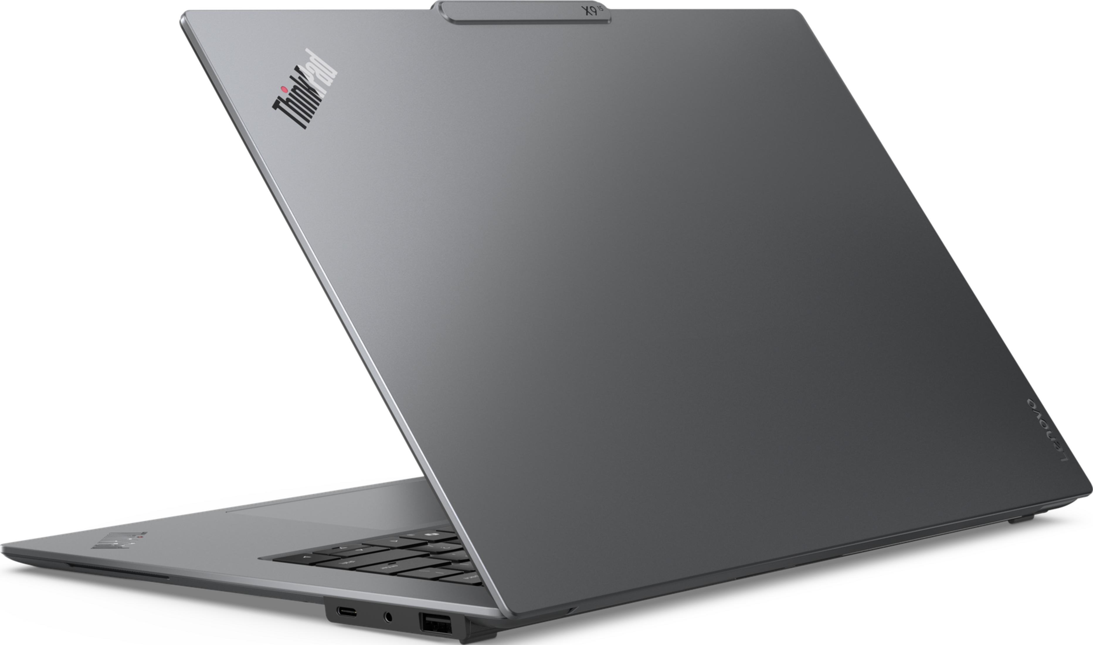 Szary laptop ThinkPad z otwartą pokrywą, widoczna klawiatura.