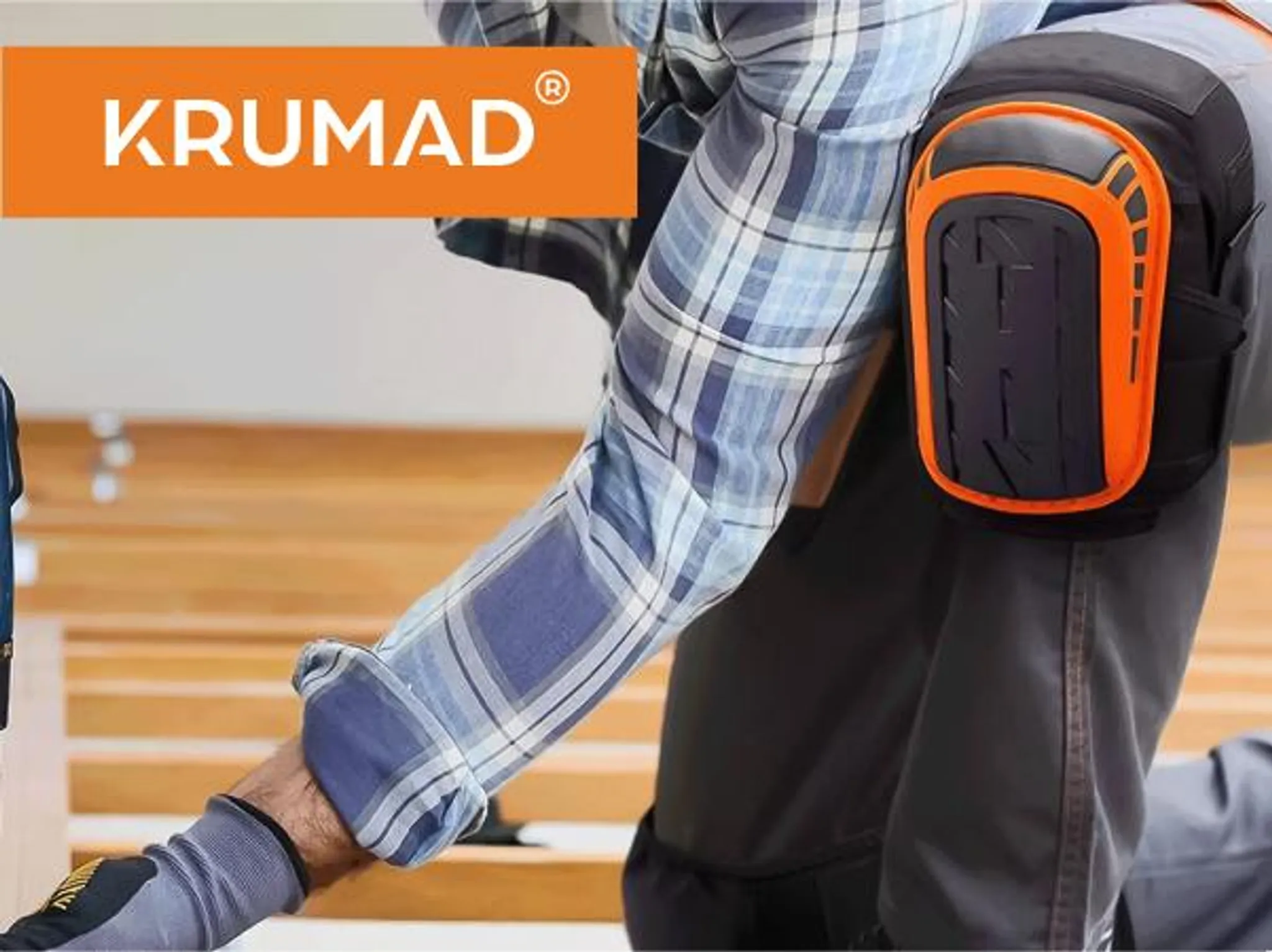 Mann in kariertem Hemd und Arbeitshose mit Knieschützern, der sich bückt.