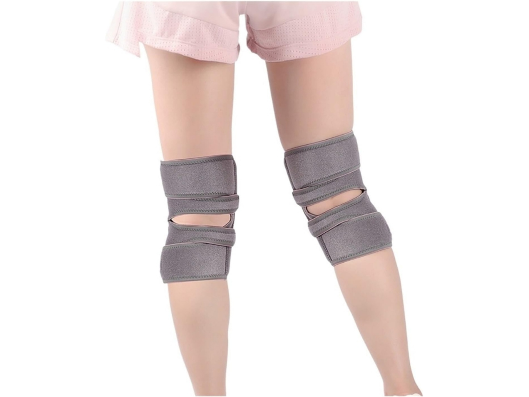 Beine mit grauen Kniestützen und rosa Shorts.