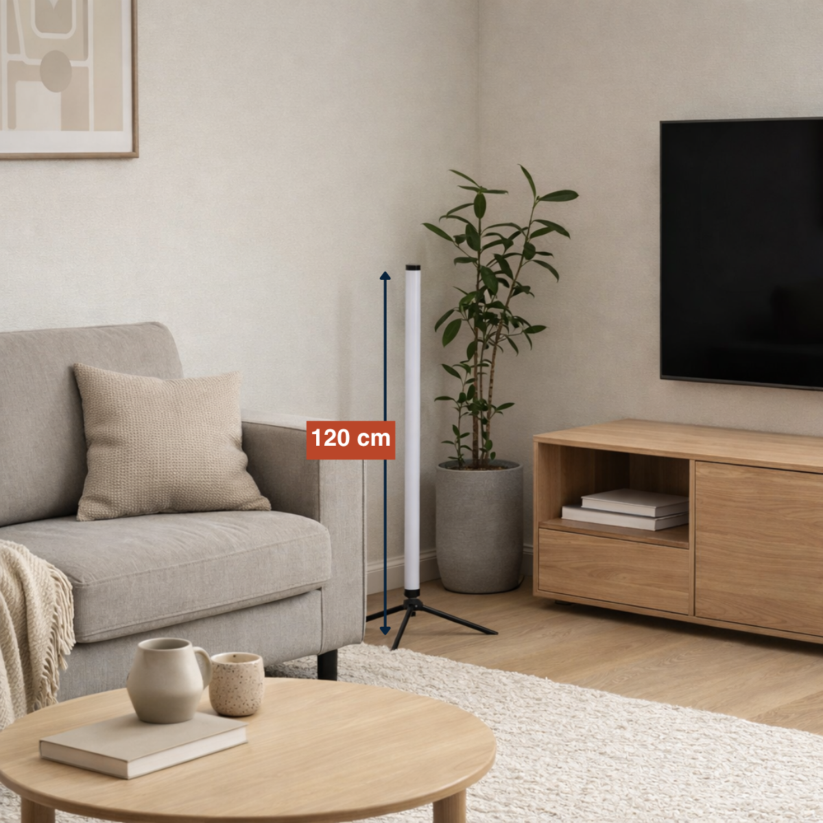 Ein 120 cm langer Stehleuchte steht neben einem Sofa und einem Topf.