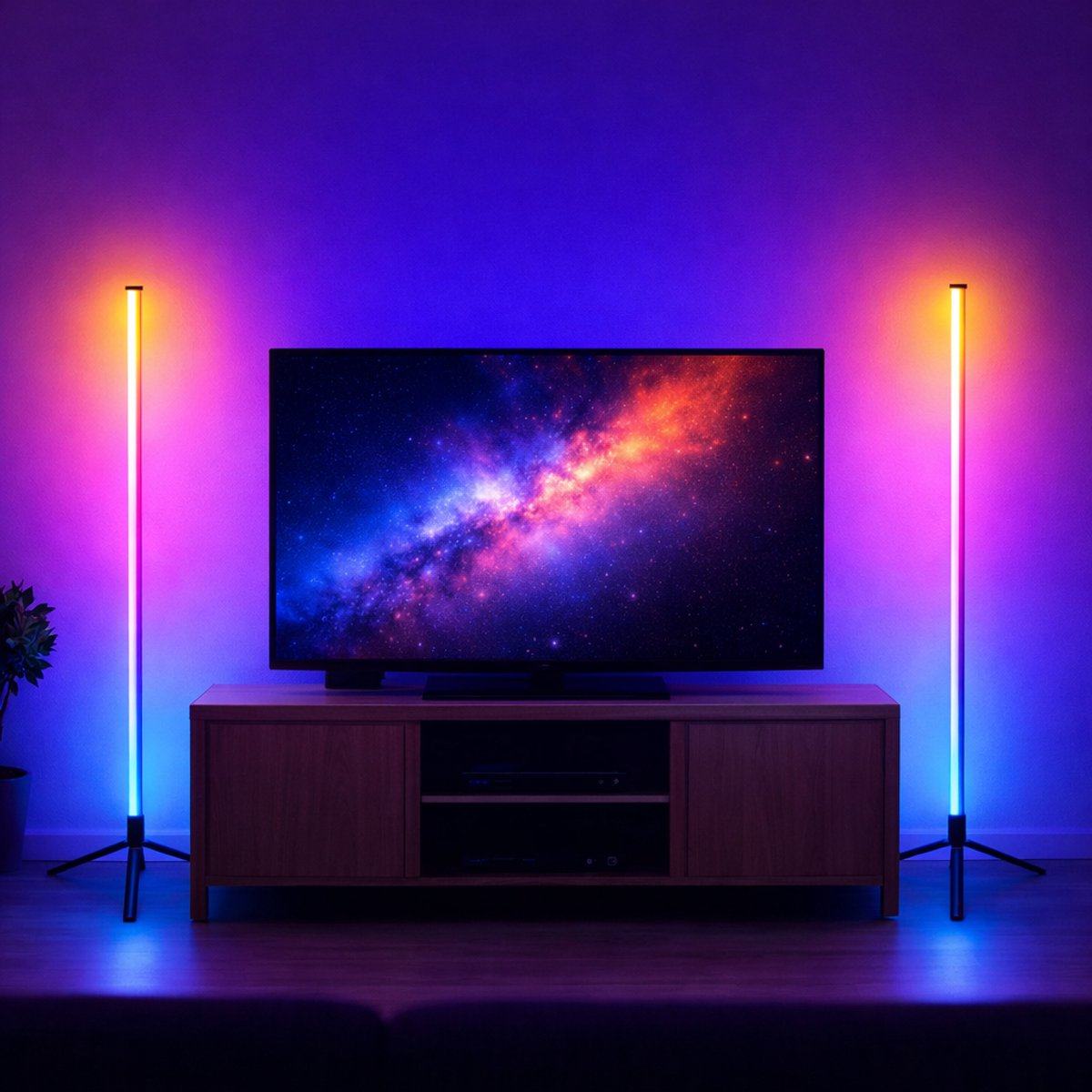 Ein Fernseher zeigt eine Galaxie. Zwei hohe Lampen mit rosa und gelbem Licht flankieren ihn.