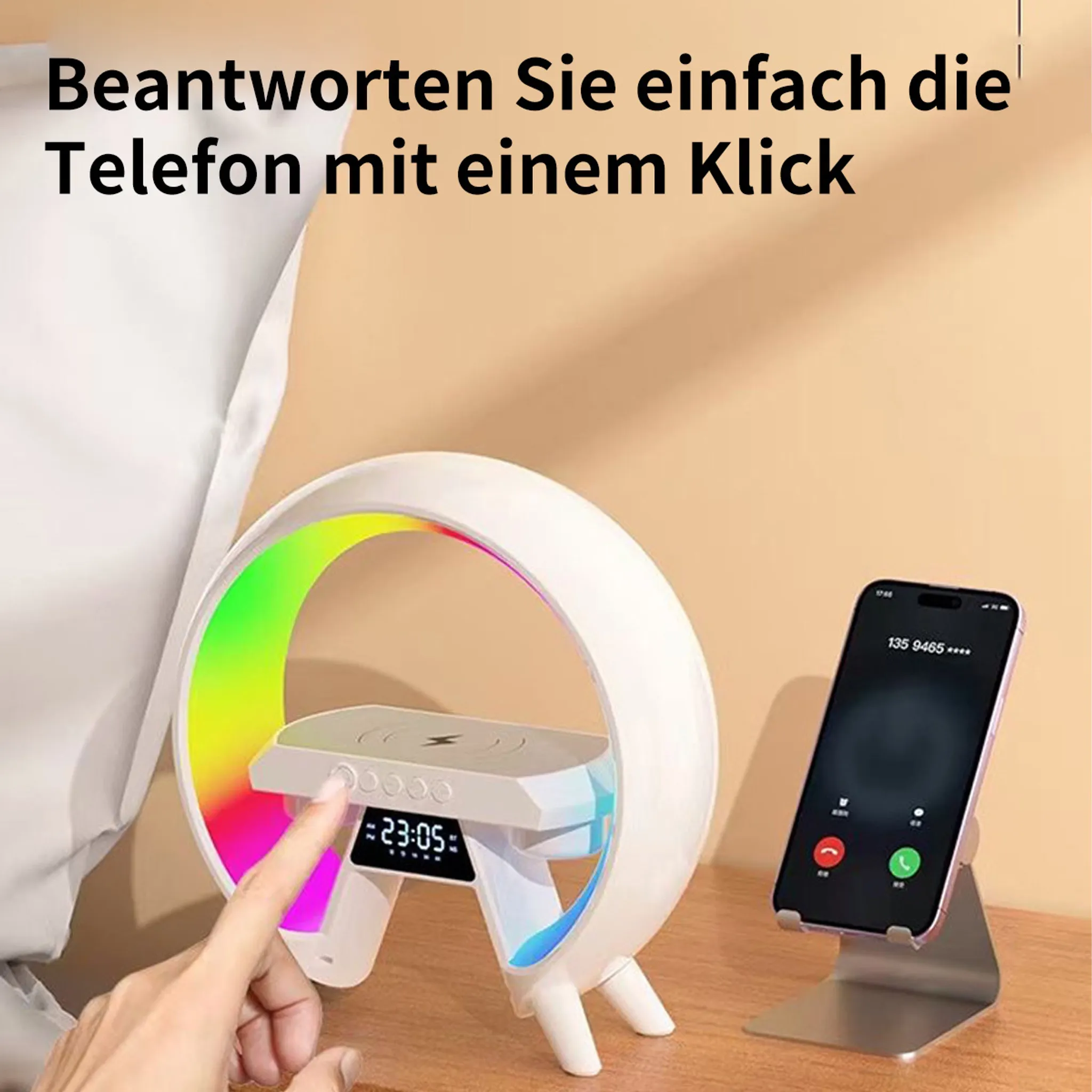 Ein Nachttisch mit einer Lampe, einem Handy und einer Hand, die eine Taste drückt.