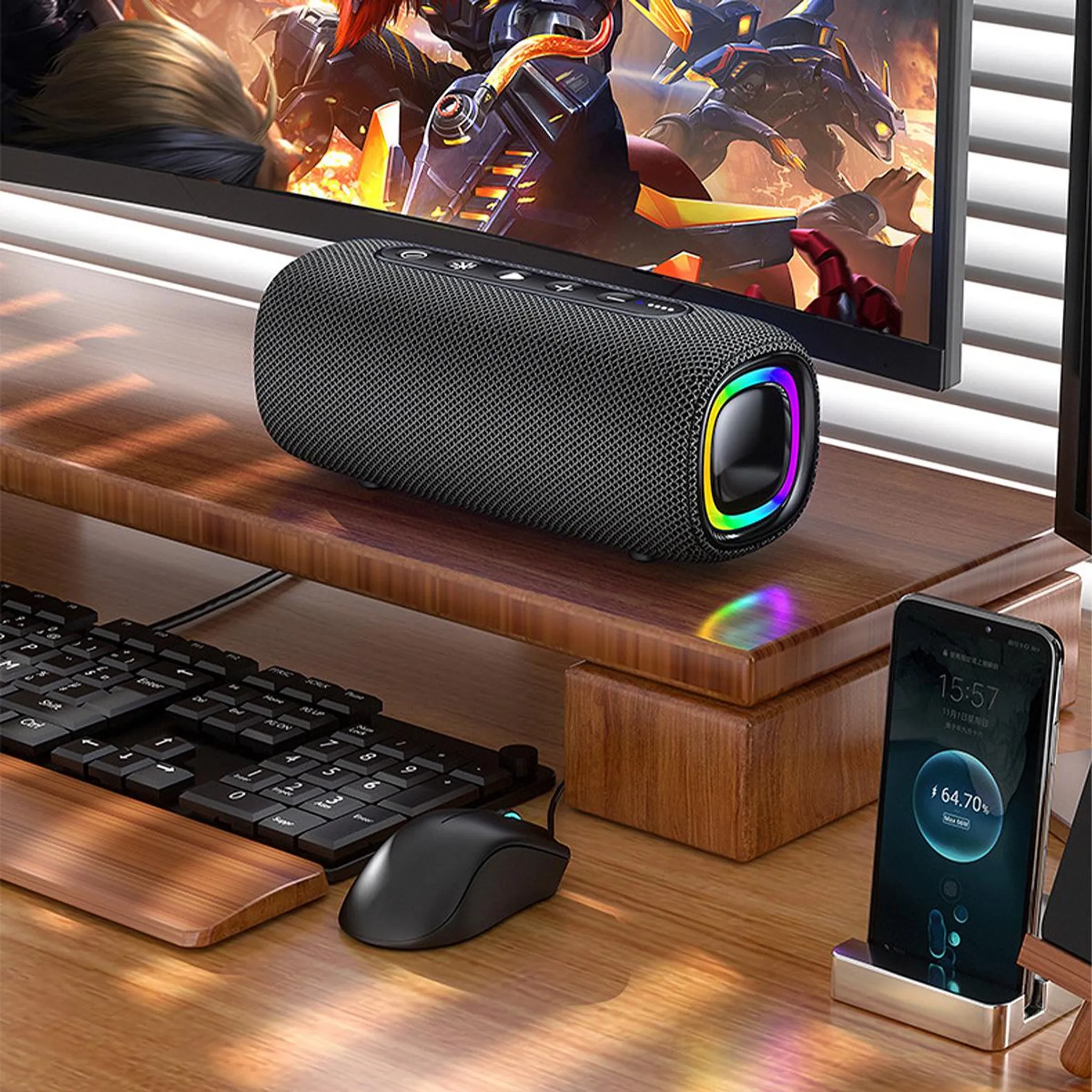 Ein schwarzer Lautsprecher mit RGB-Beleuchtung steht auf einem Holzpodest über einer Tastatur.