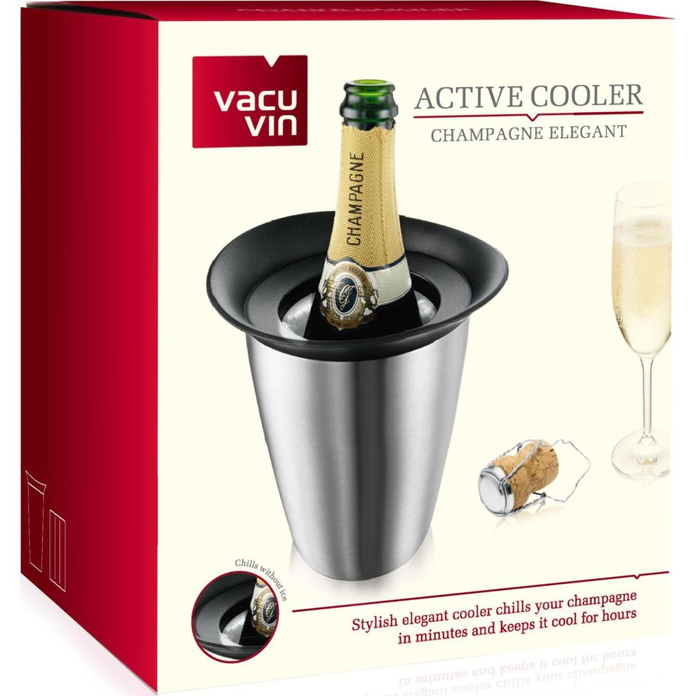Yanında kadehi ile bir şampanya şişesi tutan şampanya soğutucu.