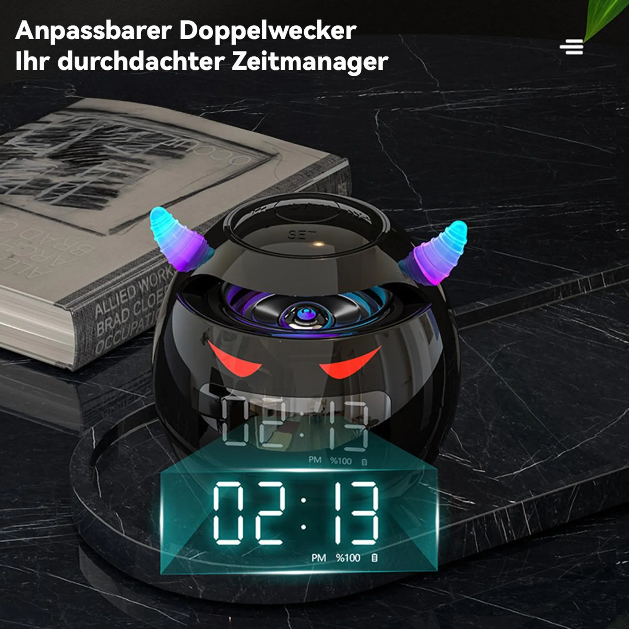 Ein schwarzer Wecker mit Teufelshörnern und roten Augen zeigt 02:13 an.