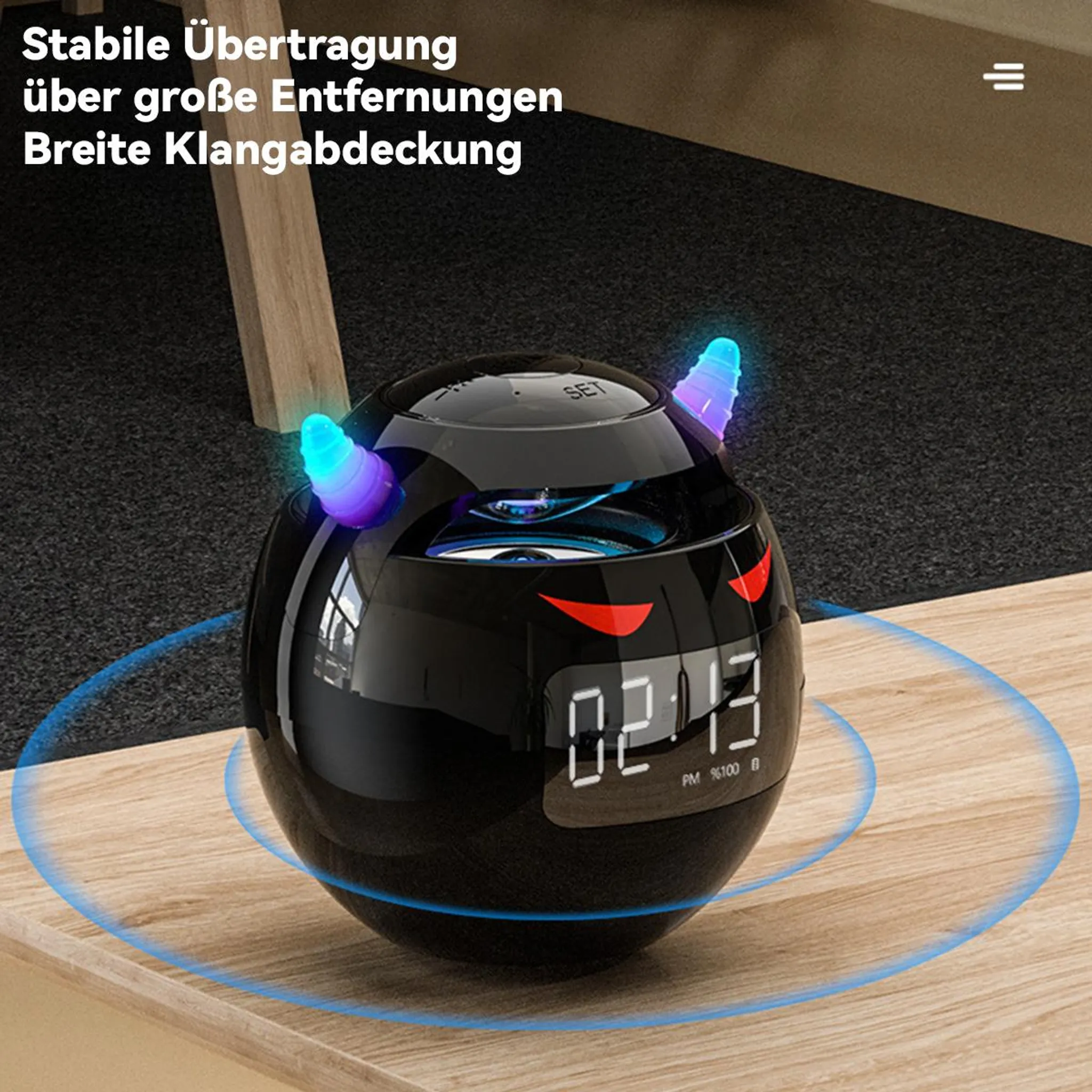 Schwarzer Lautsprecher mit leuchtenden Hörnern und digitaler Uhrzeit.