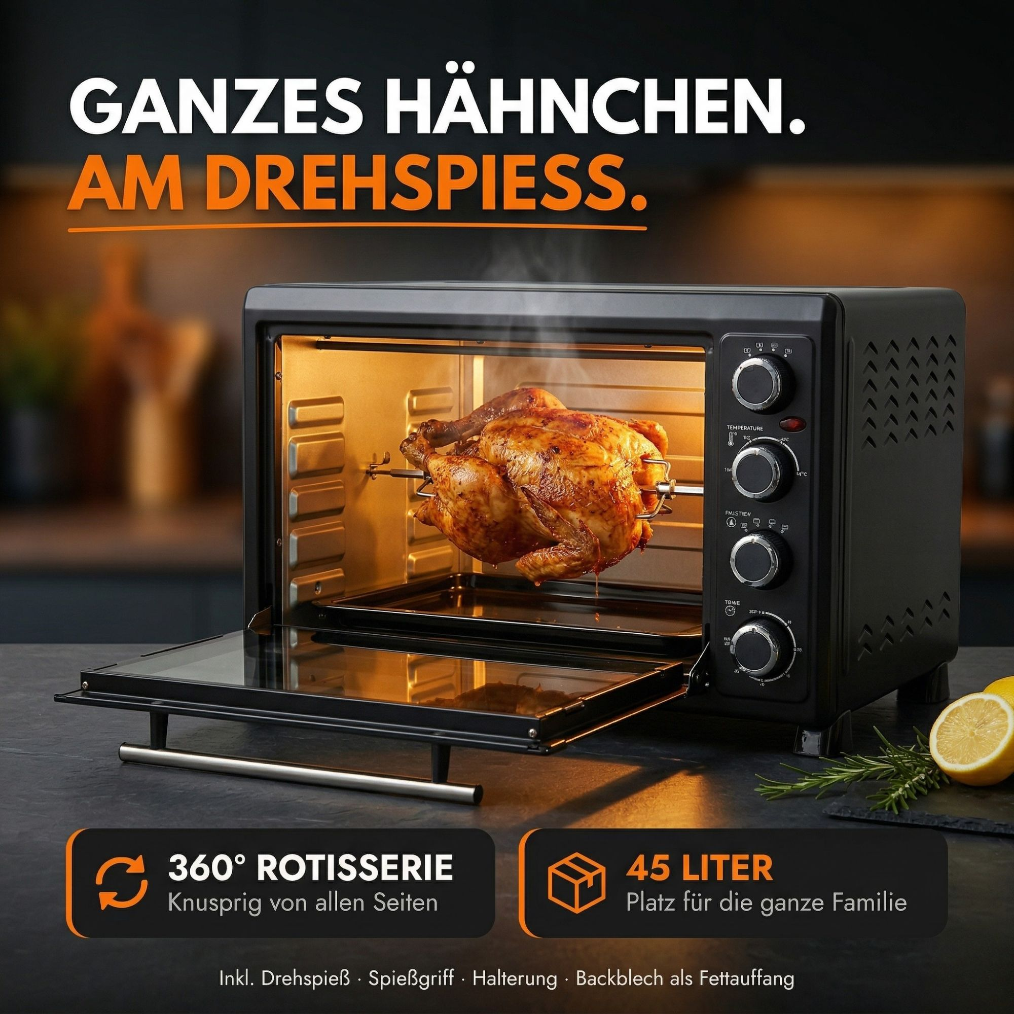 Ein Brathähnchen dreht sich in einem Ofen auf einem Drehspieß. Daneben Zitrone und Rosmarin.