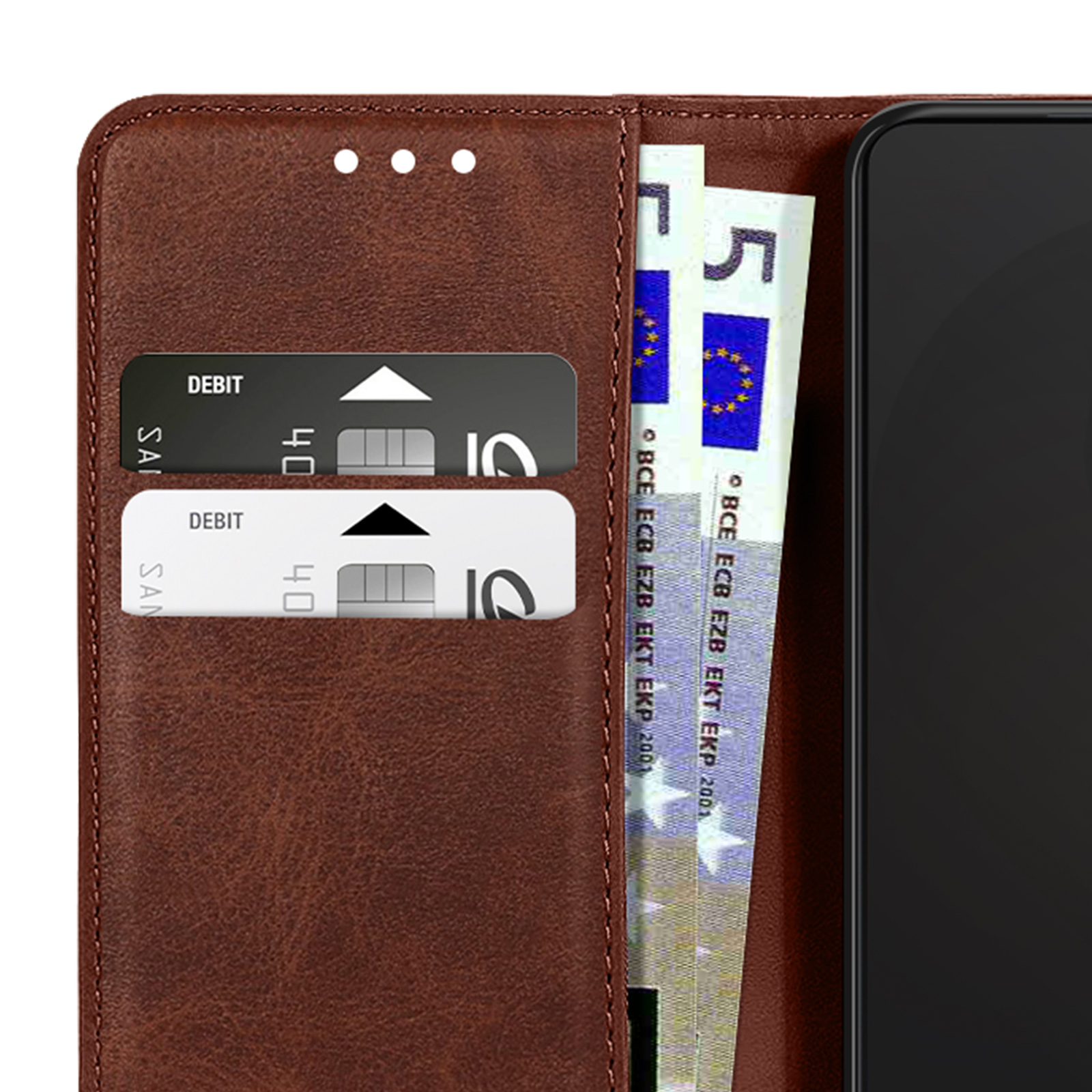 Portafoglio in pelle marrone con due carte di debito e banconote da 5 euro.