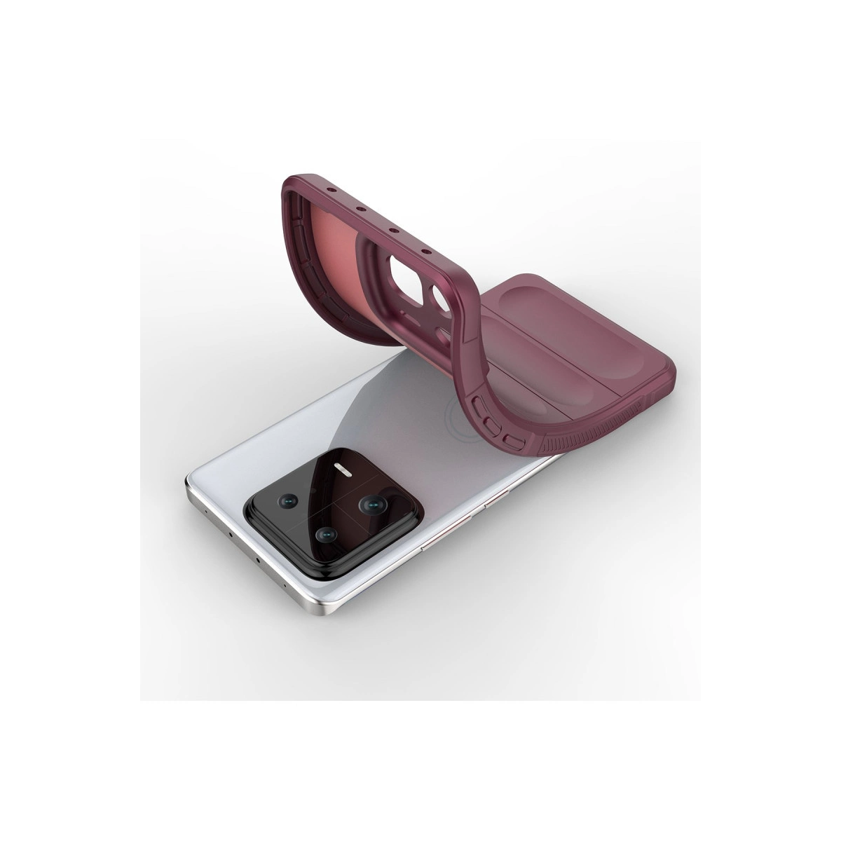 Bordo telefon kılıfı, üç kameralı gümüş bir akıllı telefonun üzerine bükülüyor.