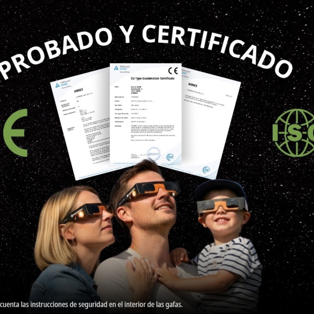 Familia con gafas de eclipse mira hacia arriba; certificados al fondo.