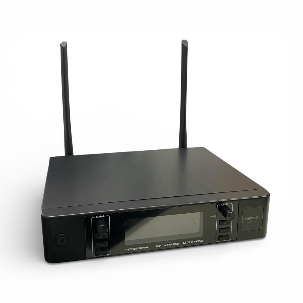 İki antenli ve ekranlı siyah UHF kablosuz alıcı.