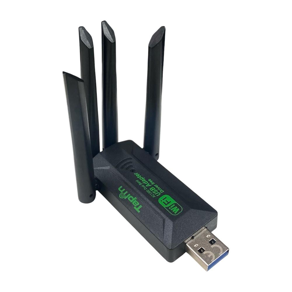 Dört antenli siyah USB WiFi adaptörü, beyaz arka plan üzerinde.