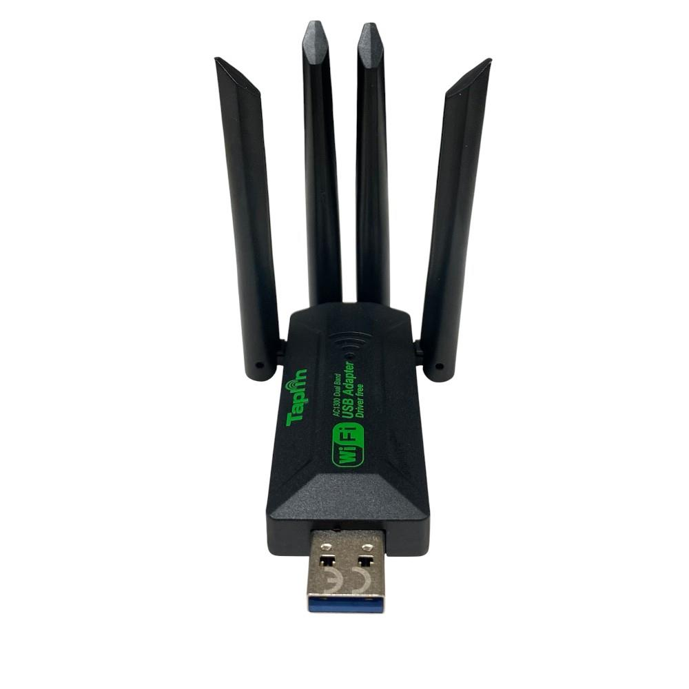 Beyaz arka plan üzerinde üç antenli siyah WiFi USB adaptörü.
