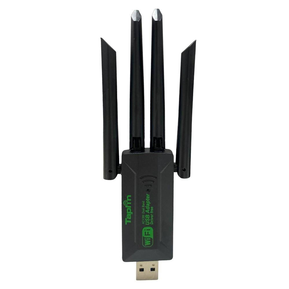 Üç antenli ve yazı etiketli siyah bir WiFi USB adaptörü.