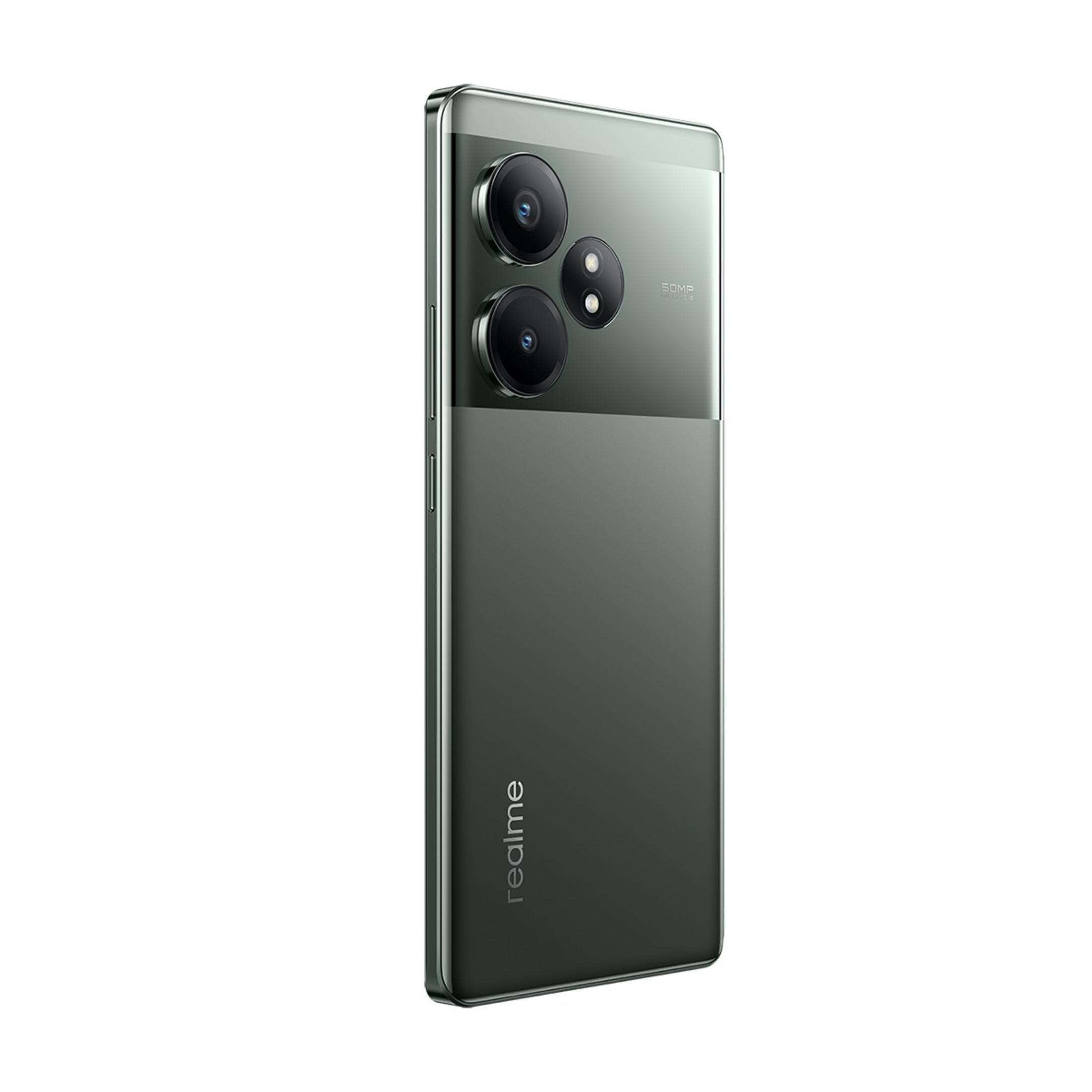 Üç kameralı yeşil akıllı telefonun arkası, Realme logosuyla.