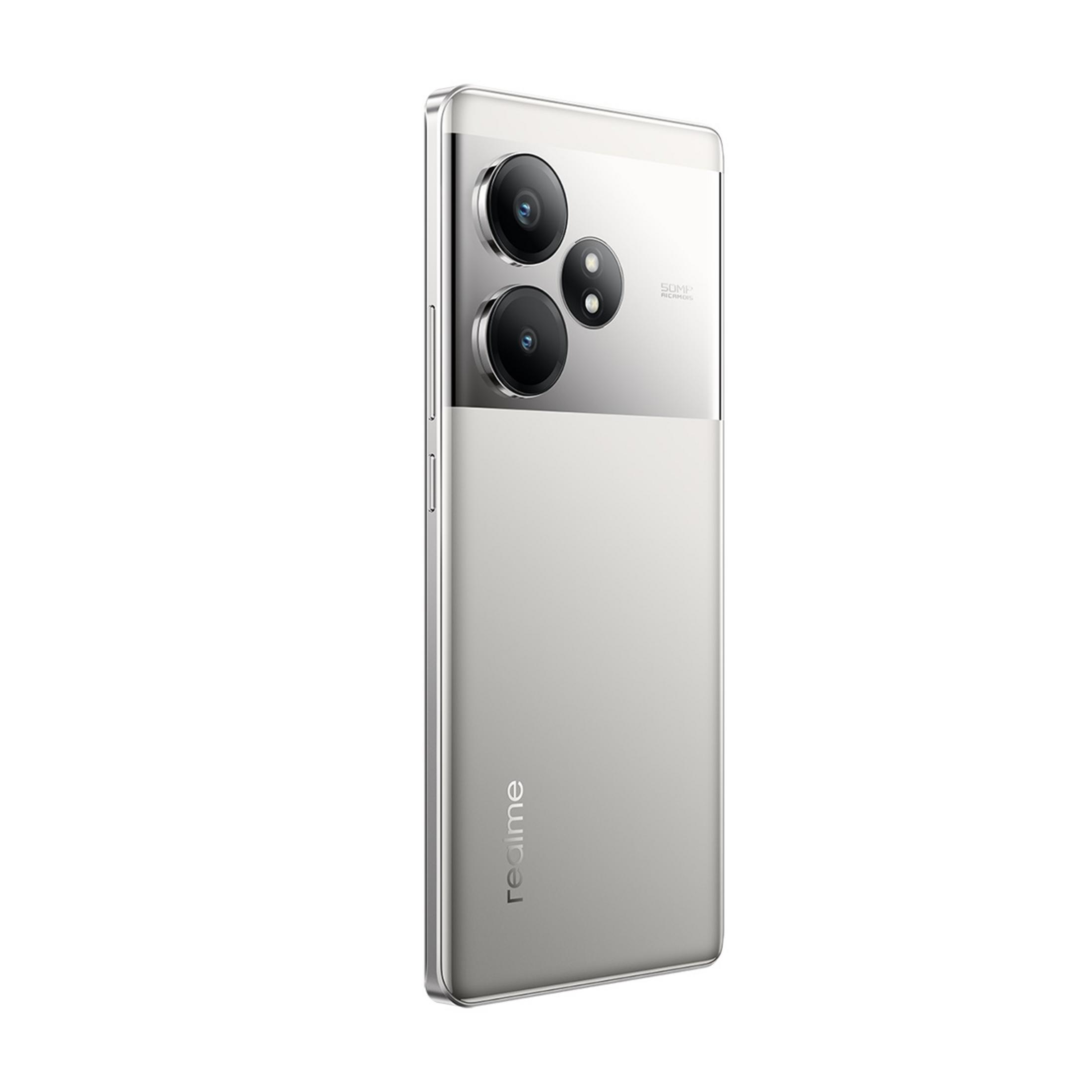 Arkada üç kamera ve Realme logosu bulunan gümüş renkli akıllı telefon.