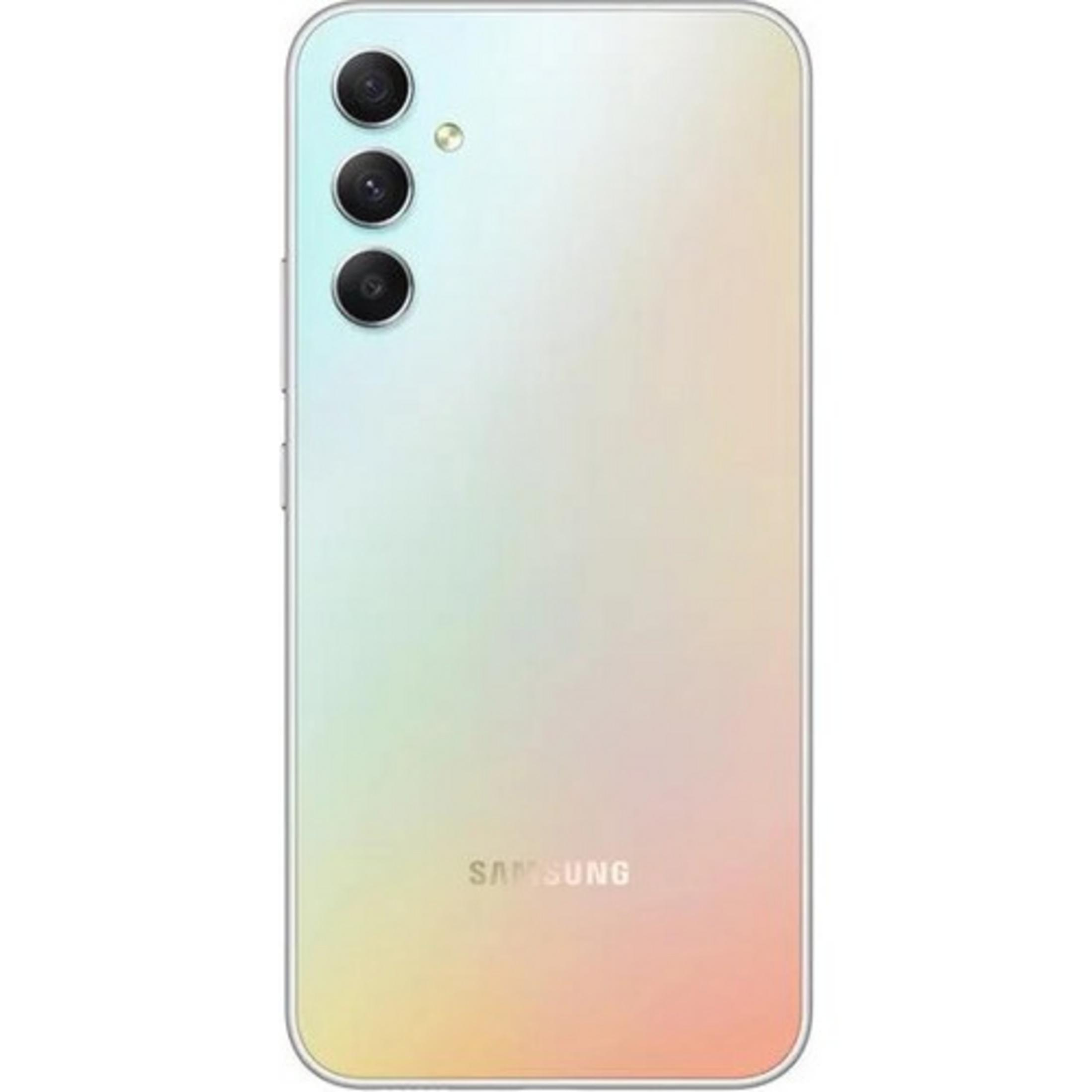 Üç kameralı akıllı telefonun arkası ve Samsung logosu.