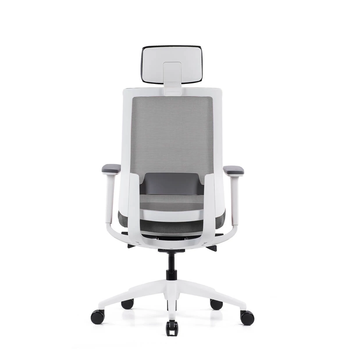 Widok z tyłu białego i szarego, ergonomicznego fotela biurowego z siatki z regulowanym zagłówkiem.