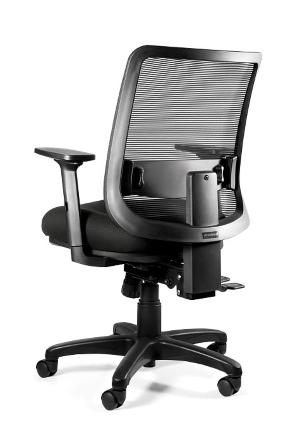 Czarny fotel biurowy z siatkowym oparciem i podłokietnikami, na pięciu kołach.