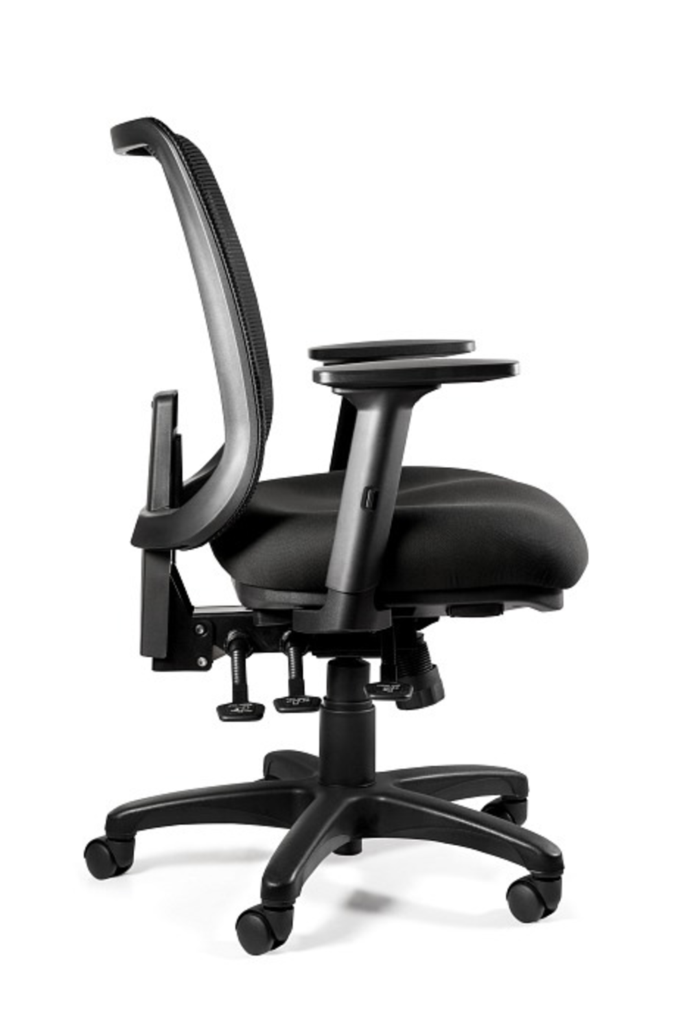 Czarny fotel biurowy z siatkowym oparciem i regulowanymi podłokietnikami.