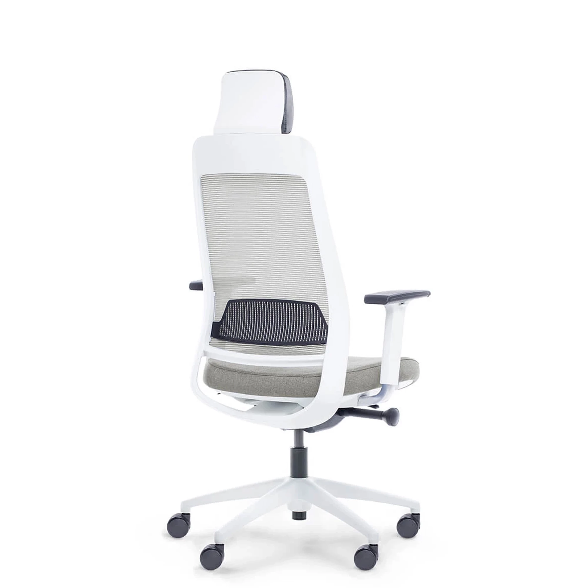 Białe krzesło biurowe z siatkowym oparciem, zagłówkiem i szarym siedziskiem.