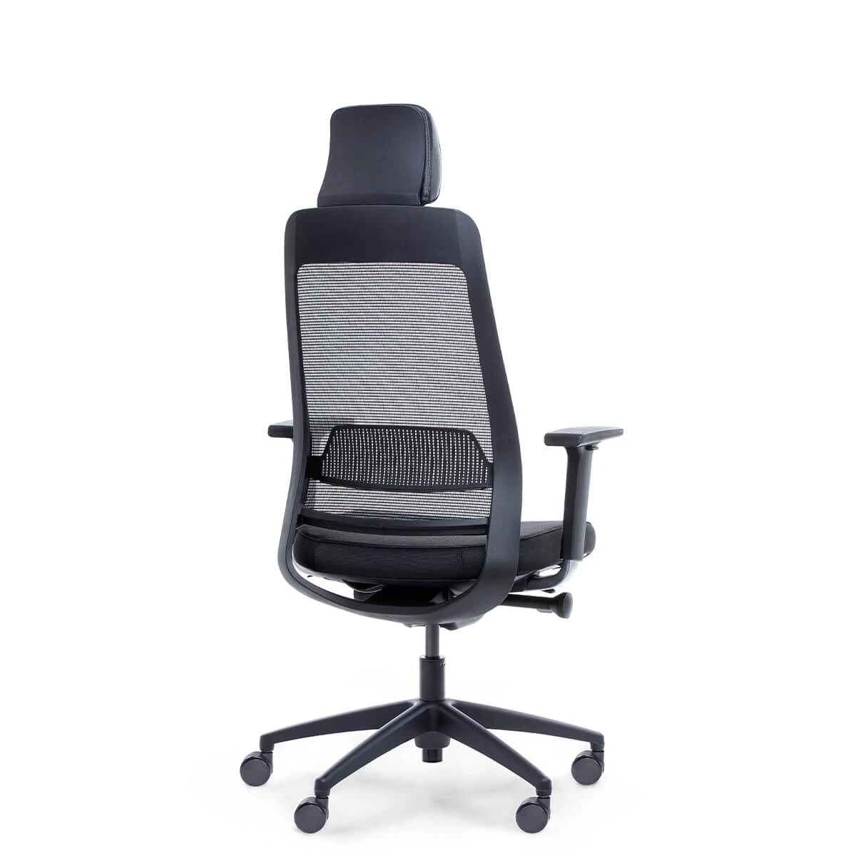 Czarny fotel biurowy z siatkowym oparciem i zagłówkiem, widziany od tyłu.