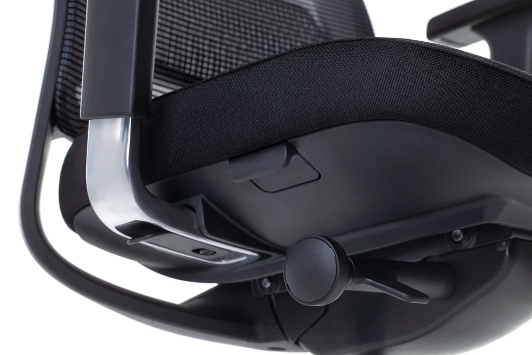 Zbliżenie mechanizmu siedziska czarnego krzesła biurowego ze srebrnymi akcentami.