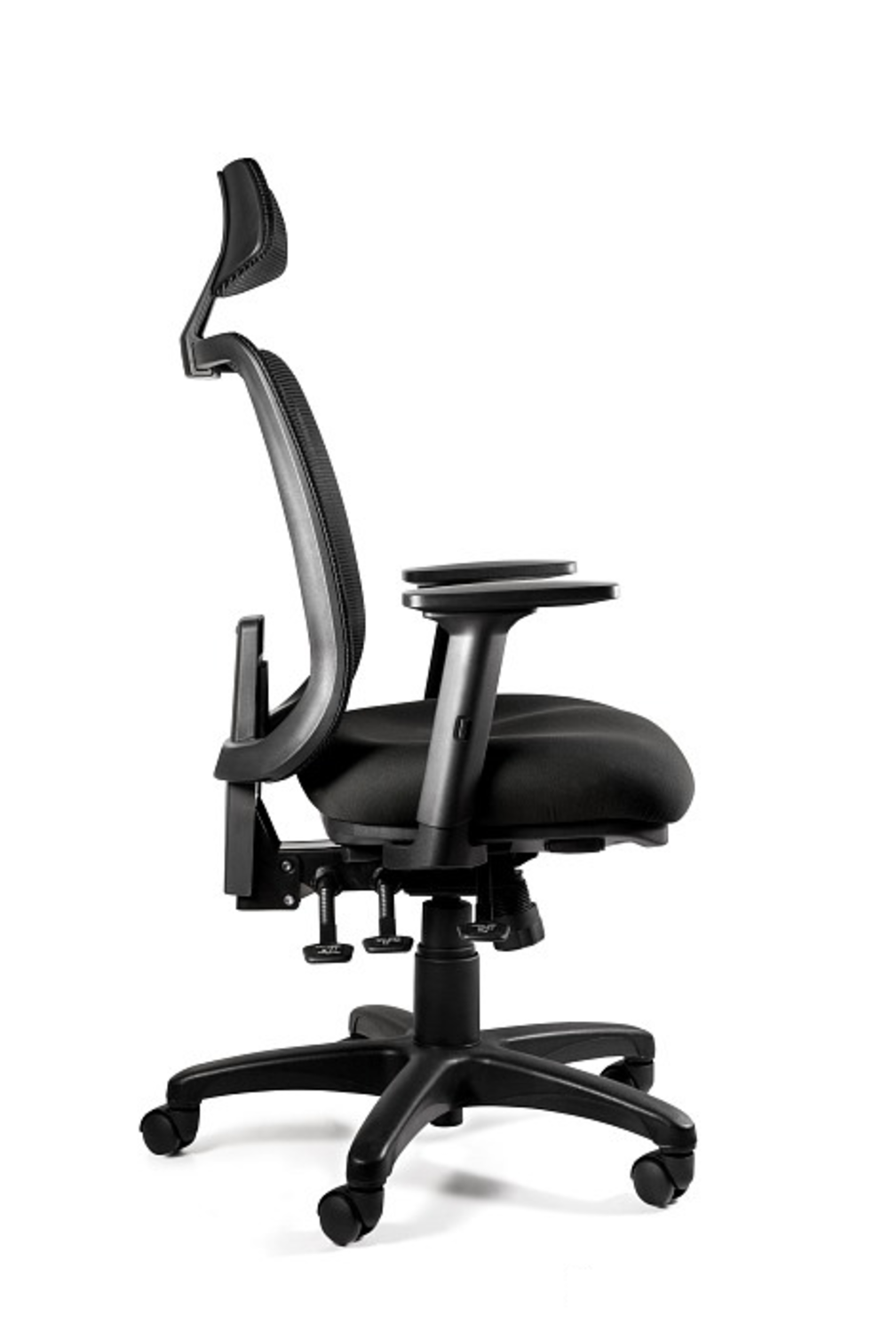 Czarny fotel biurowy z siatkowym oparciem i zagłówkiem, widziany z boku.