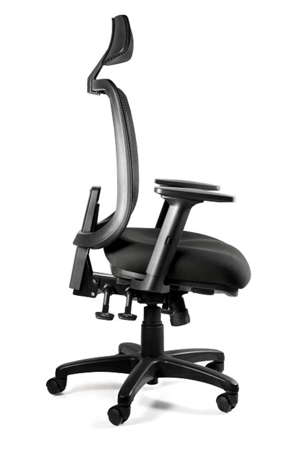 Czarny fotel biurowy z siatkowym oparciem, regulowanym zagłówkiem i kółkami.