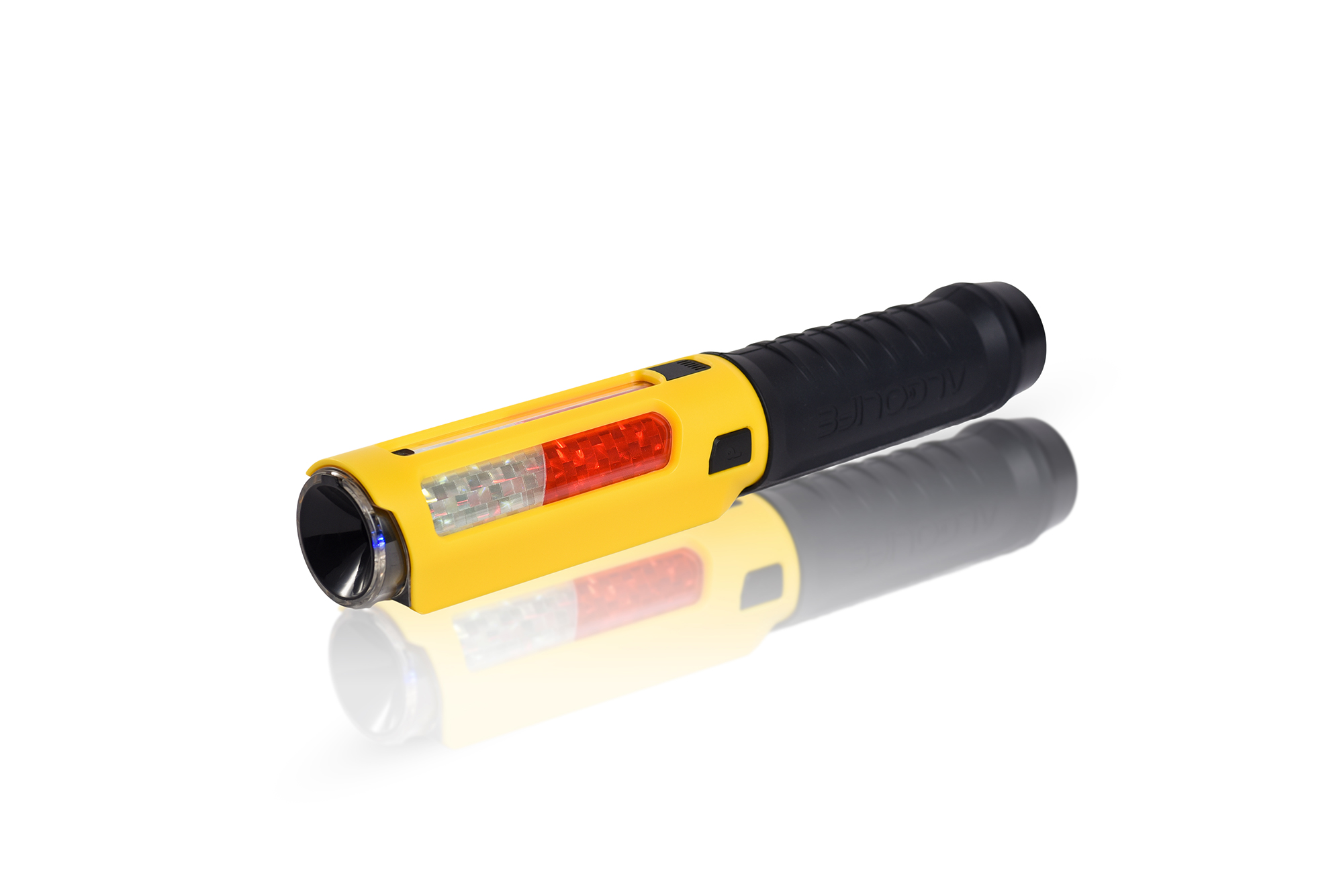 Żółte narzędzie z czarną rączką, odbijające się na białym tle.