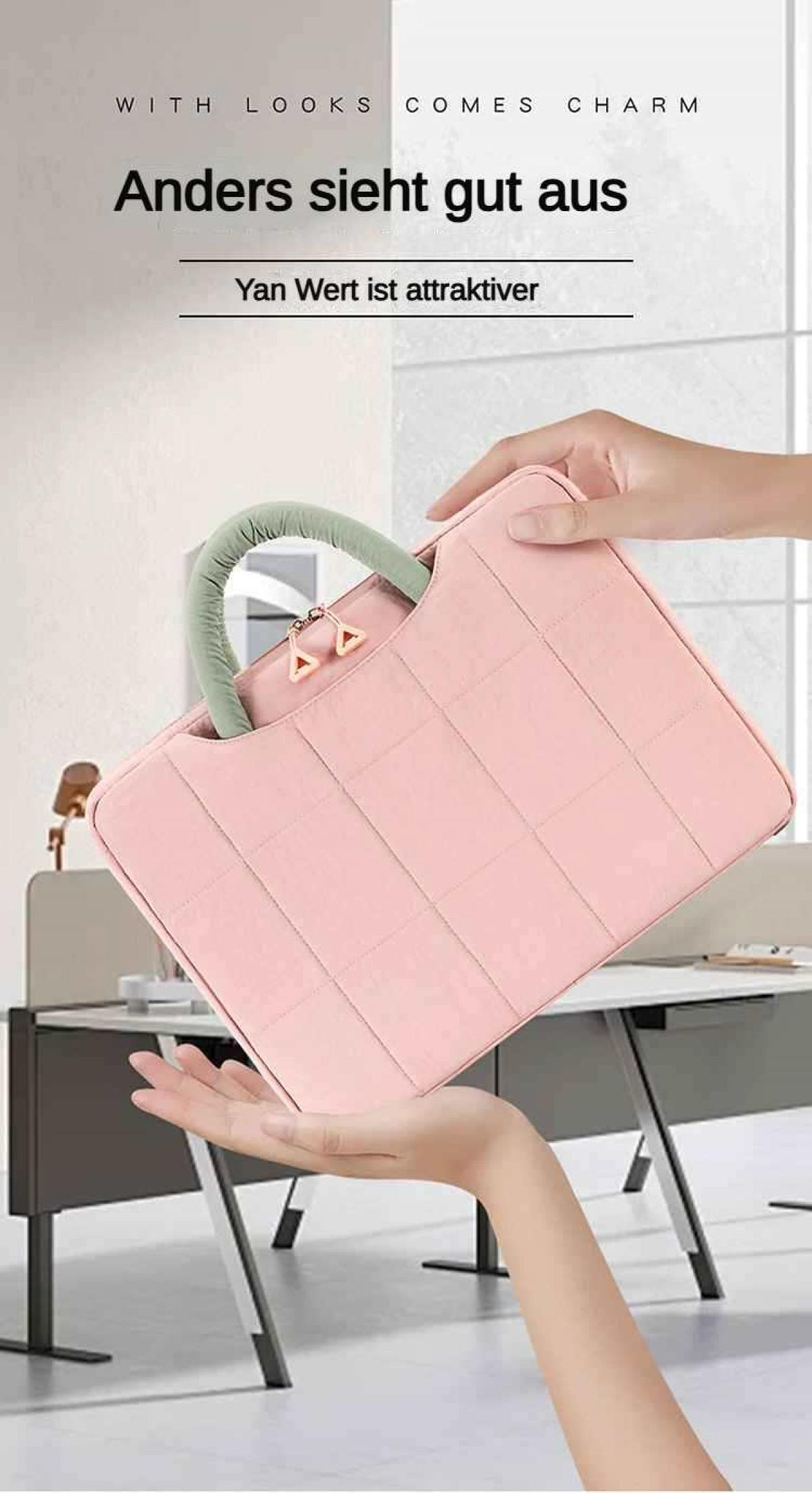Eine Hand hält eine rosafarbene Laptoptasche mit gestepptem Design und grünen Henkeln.