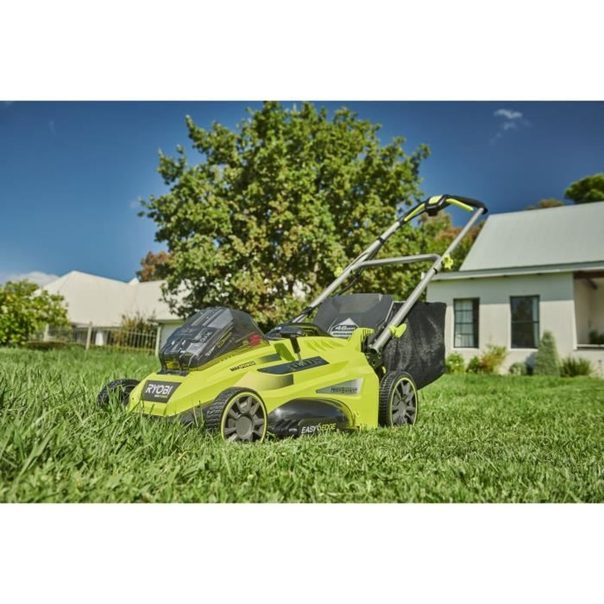 Ein leuchtend gelber Rasenmäher steht auf frisch gemähtem Gras vor einem Haus.