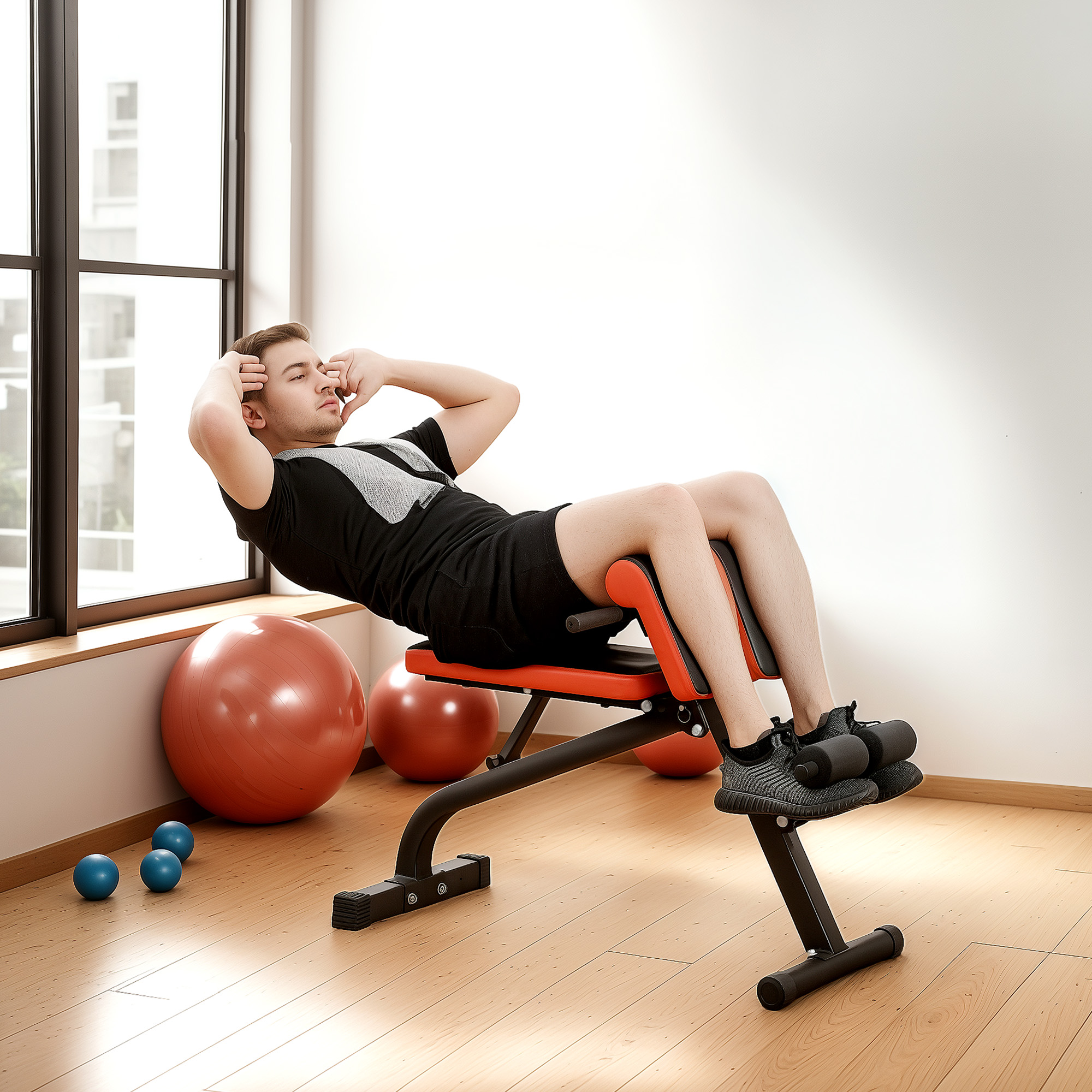 Ein Mann macht Crunches auf einer Trainingsbank mit großen roten Gymnastikbällen im Hintergrund.