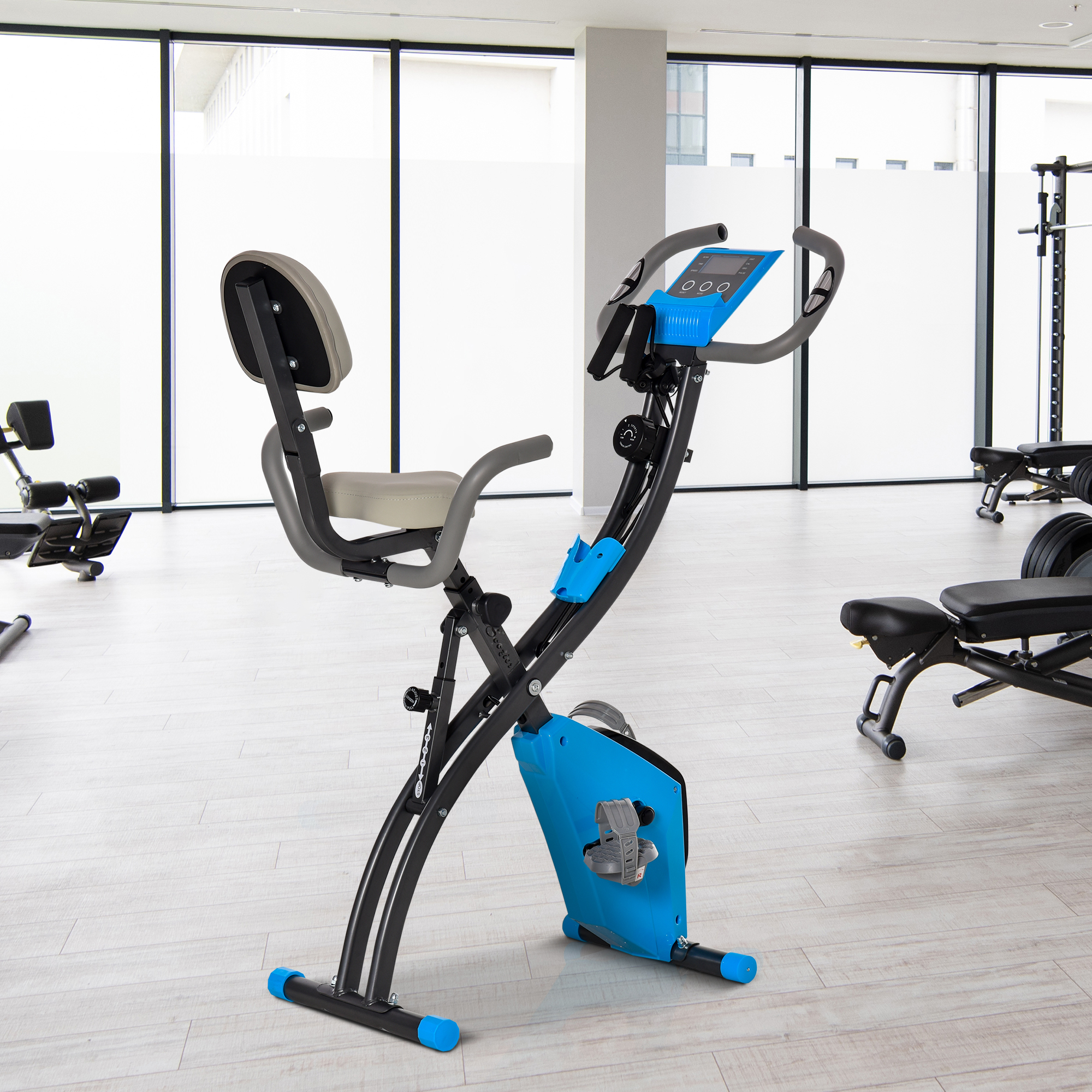 Ein blau-schwarzes Heimtrainer mit Sitz und Griffen in einem Fitnessstudio.