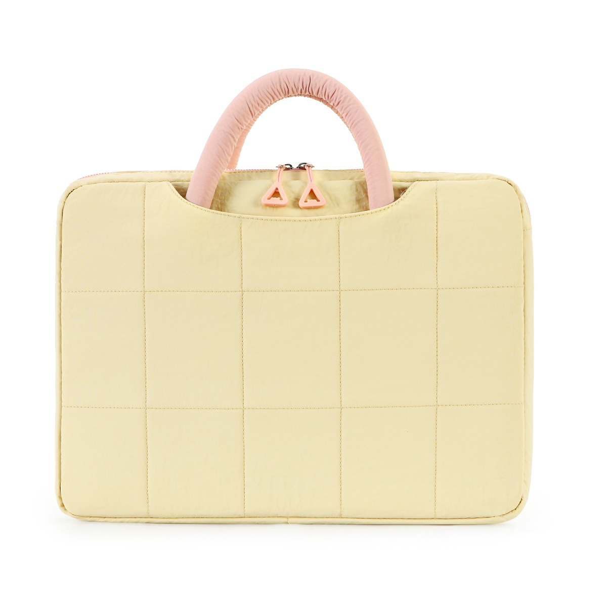 Eine gesteppte, cremefarbene Laptoptasche mit rosa Griff und Reißverschlussanhängern.