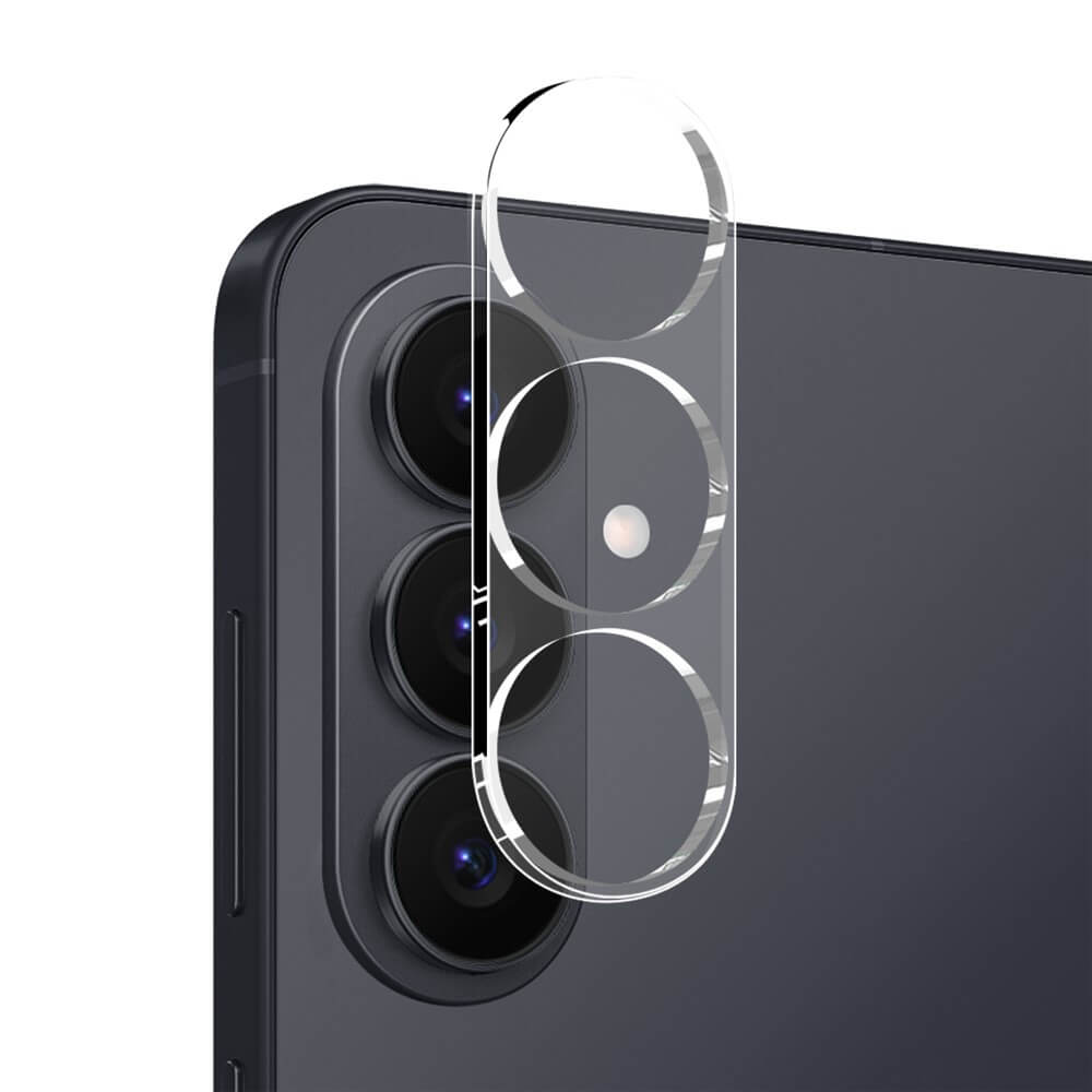 Un film protecteur de lentille transparent sur les objectifs d'un smartphone sombre.