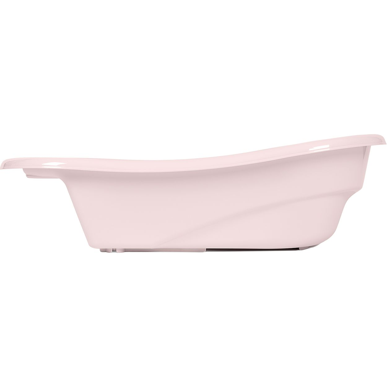 Eine rosafarbene Babybadewanne auf weißem Hintergrund, von der Seite gesehen.