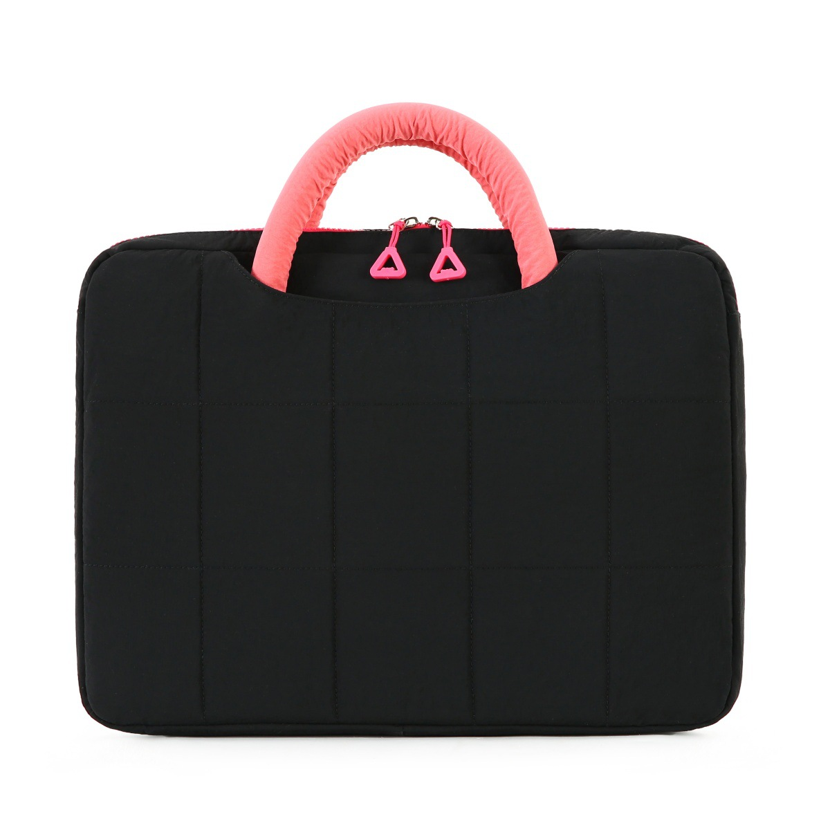 Schwarze Laptoptasche mit gestepptem Design, pinkem Henkel und dreieckigen Reißverschlüssen.
