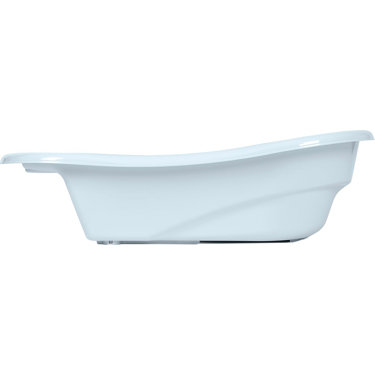 Ein hellblaues Babybadewanne mit einem ergonomischen Design, isoliert auf weißem Hintergrund.