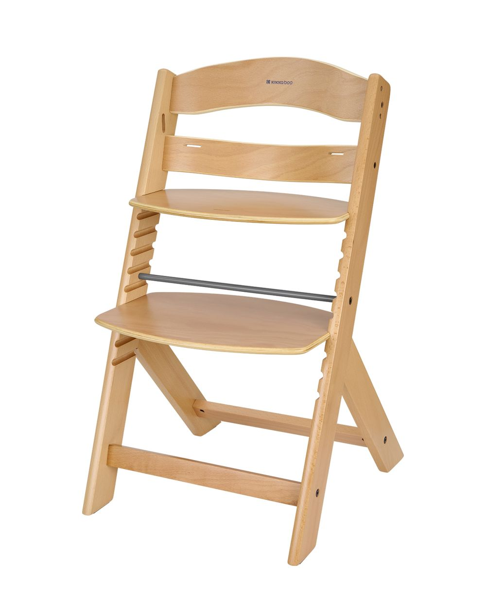 Ein hölzerner Hochstuhl mit verstellbaren Sitz- und Rückenlehnen, auf weißem Hintergrund.
