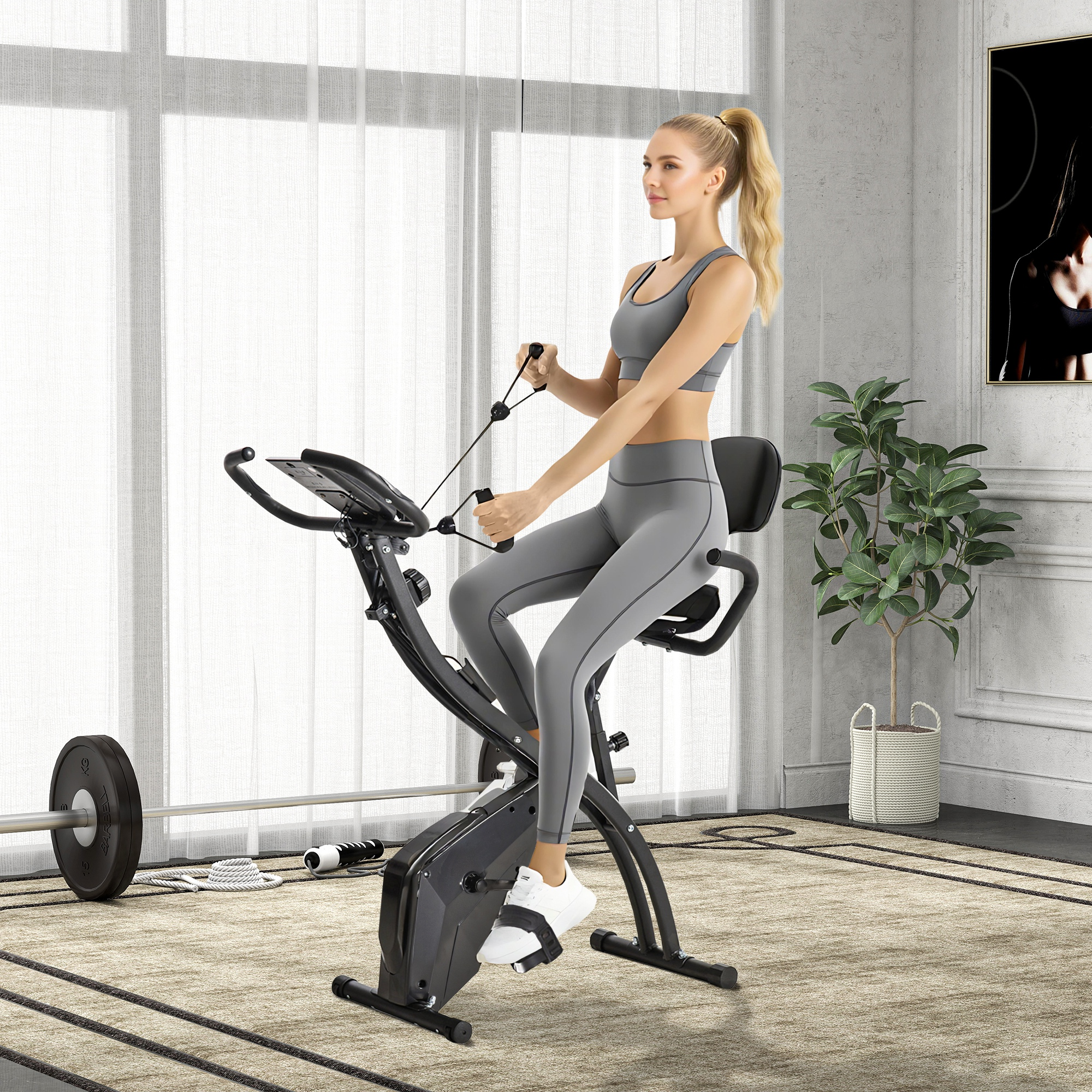 Eine Frau auf einem Heimtrainer trainiert mit Widerstandsbändern. Ein Hantelständer steht links.